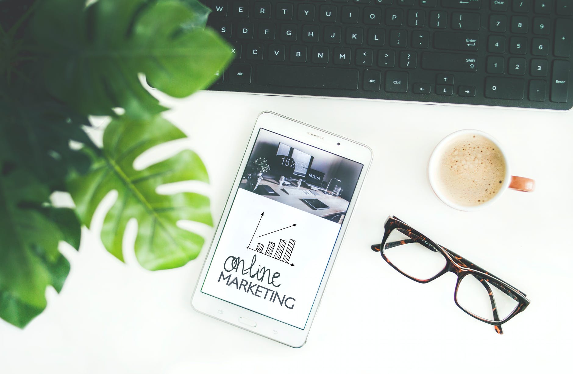 Al momento stai visualizzando COME CATTURARE I CLIENTI CON I SOCIAL
